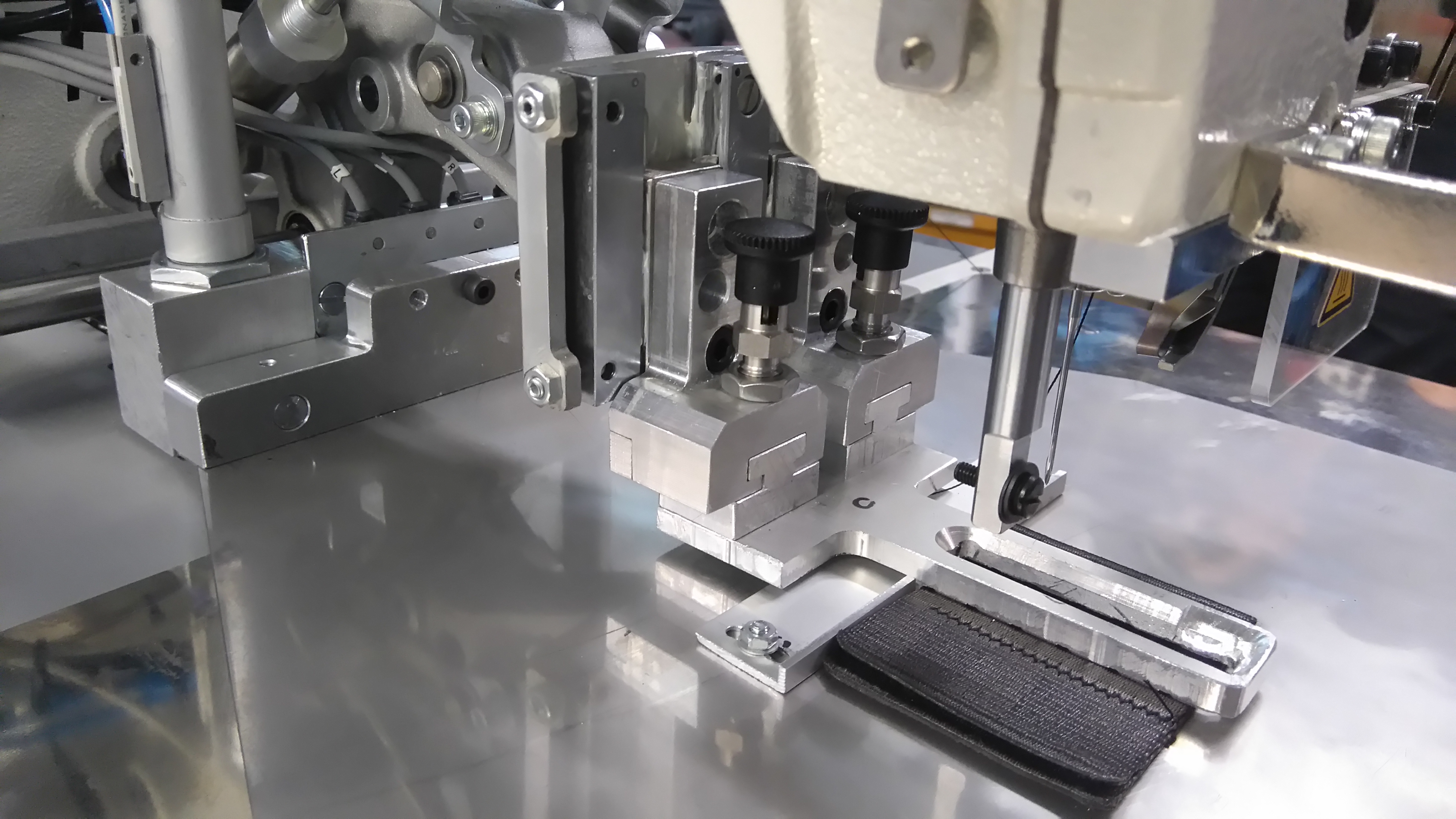 Masinile de frezat speciale CNC produc uneltele de prindere din rasină de fibră de sticla, duraluminiu sau otel inoxidabil